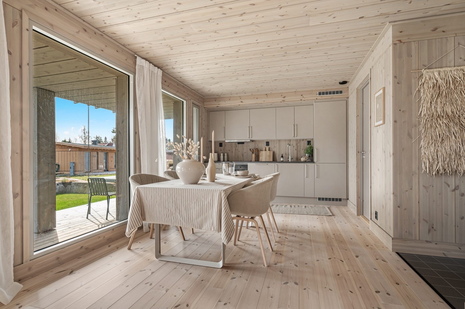 Spisestue med åpen løsning til kjøkkenet Galleribilde