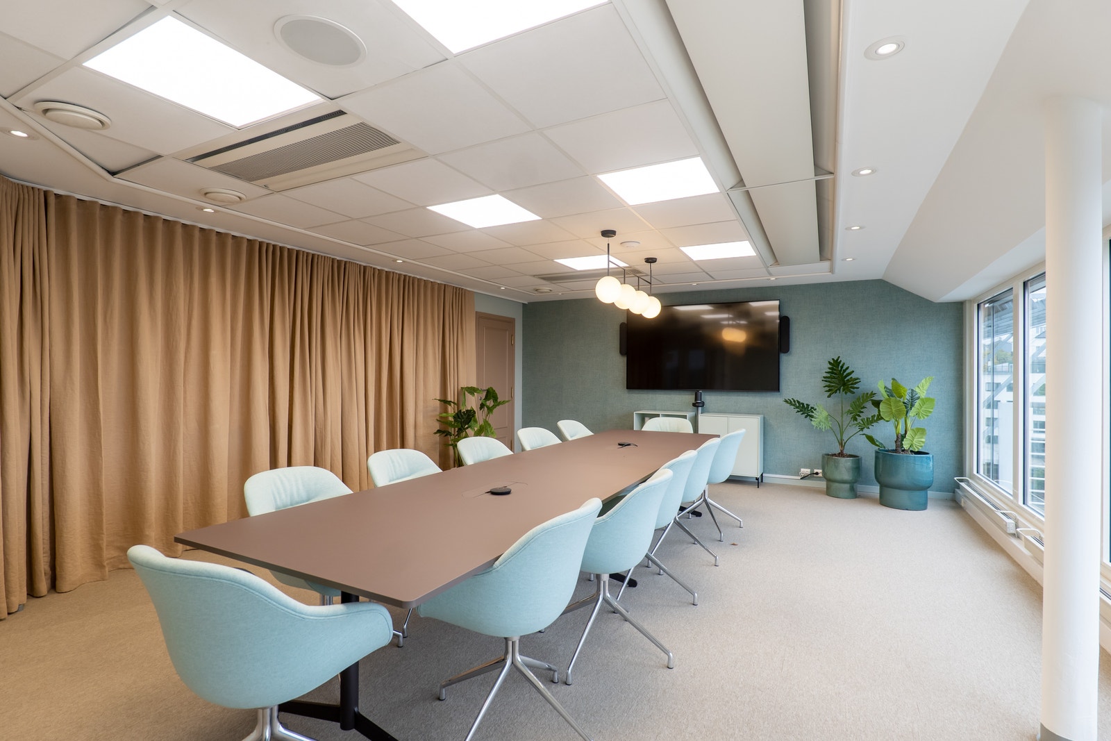 Store møterom bookes enkelt via egen app Galleribilde