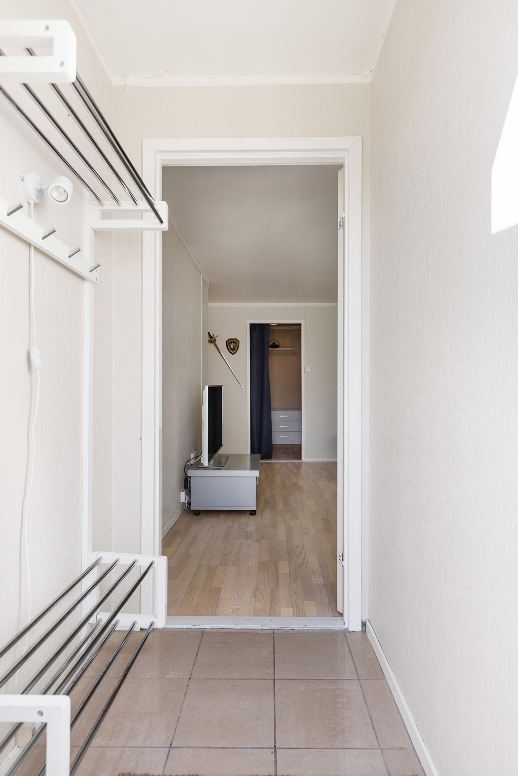 Velkommen inn til en flislagt entrè. Her er det plass til å henge fra seg yttertøyet. Galleribilde