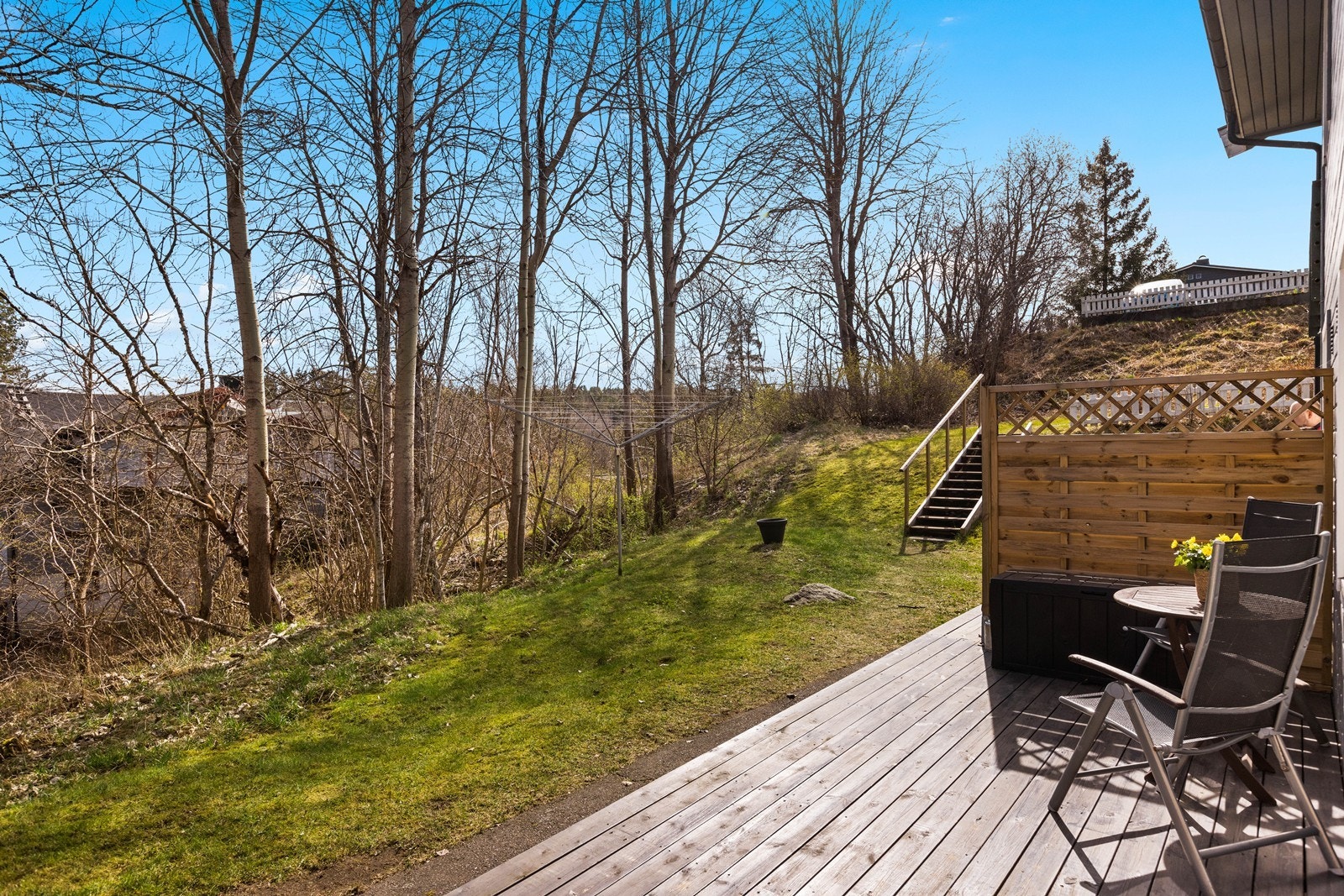 Usjenert uteplass med terrasseplatting. Galleribilde
