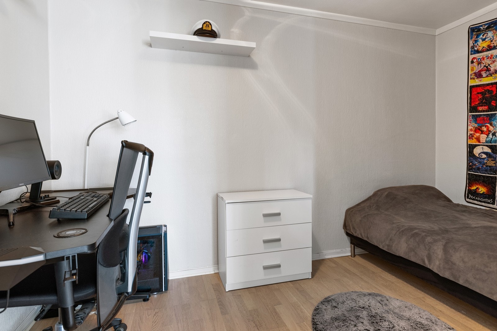 Leiligheten har sovealkove innenfor stuen. I tillegg til senger det plass til en liten kontorkrok. Galleribilde