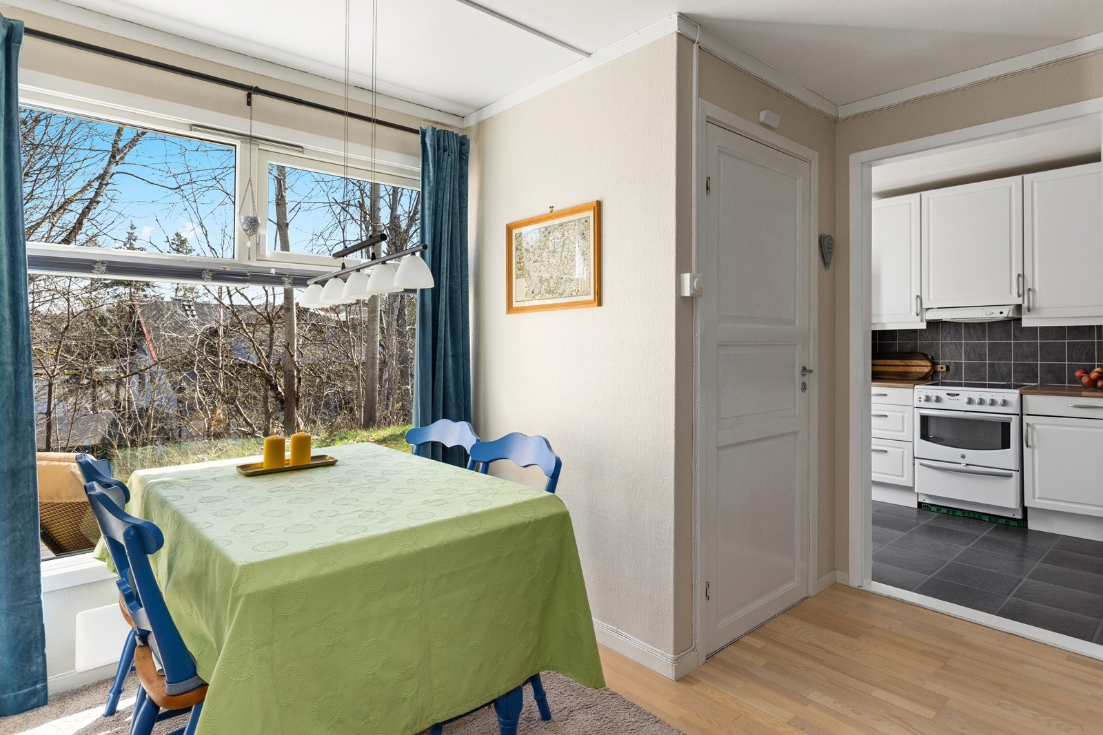 Ved vinduet i stuen er det fin plass til spisebord. Galleribilde