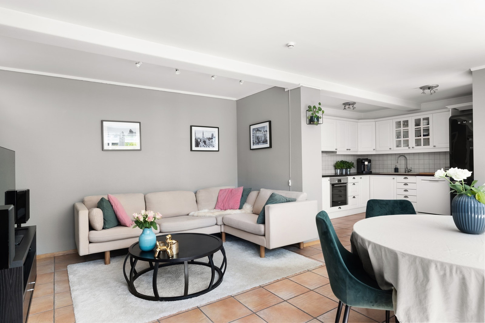 Stuen har god plass til sofagruppe, TV og annen innredning, og er det ideelle rommet for både hverdagsliv og sosiale samlinger med familie og venner. Galleribilde