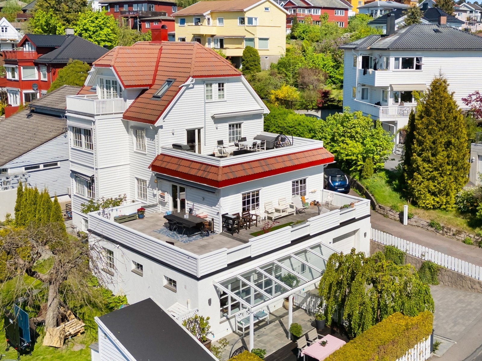 Deler av hagen og terrassen, samt adkomsten til eiendommen går utover tomtegrensen og går inn på Oslo kommune sin eiendom (gnr/bnr 999/828). Galleribilde