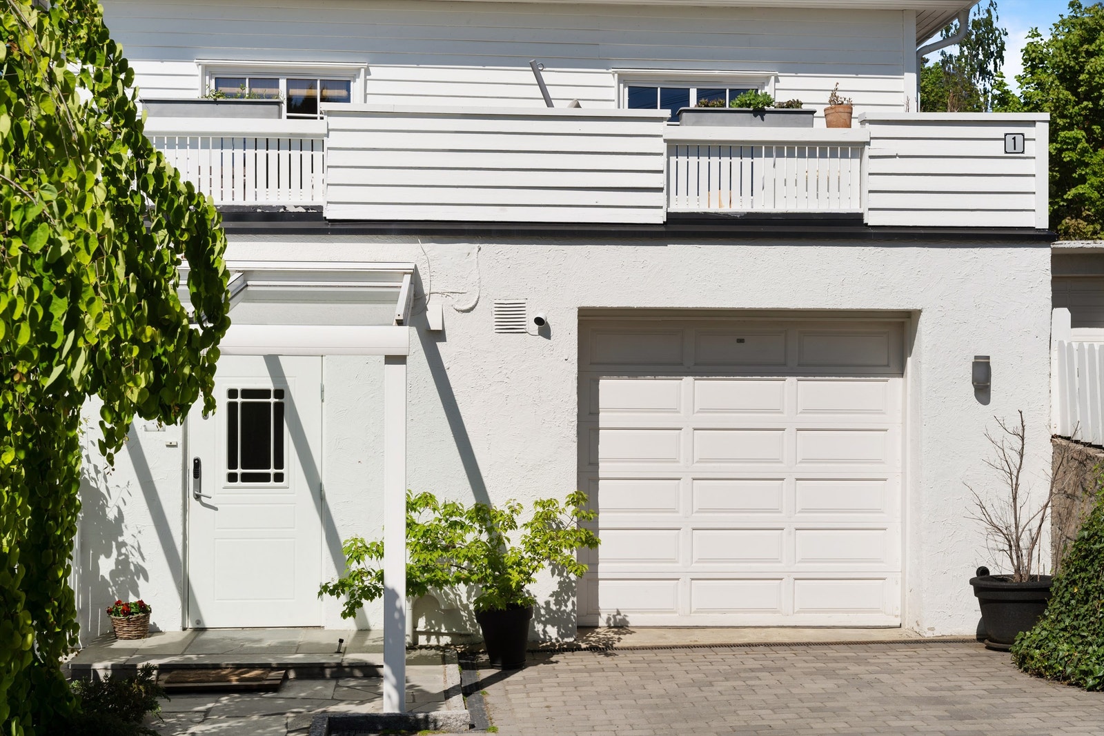 Garasjeplass med elbillader. Galleribilde