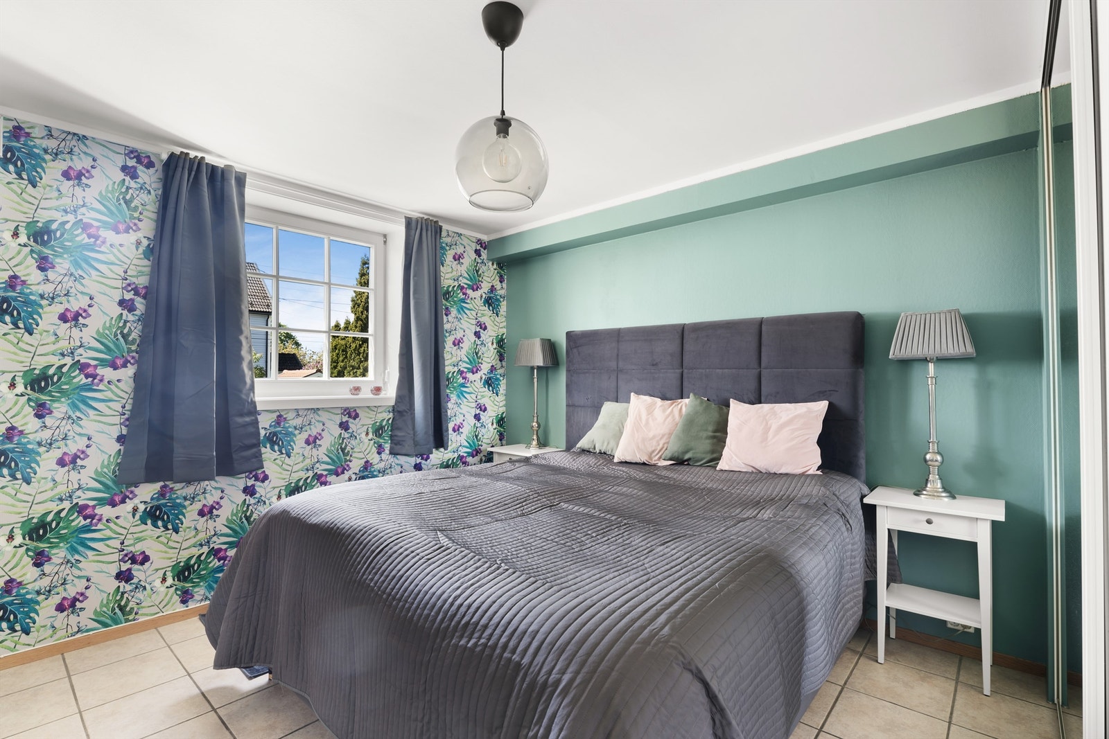 Hovedsoverommet har god plass til dobbeltseng, garderobeskap og annet passende møblement. Galleribilde