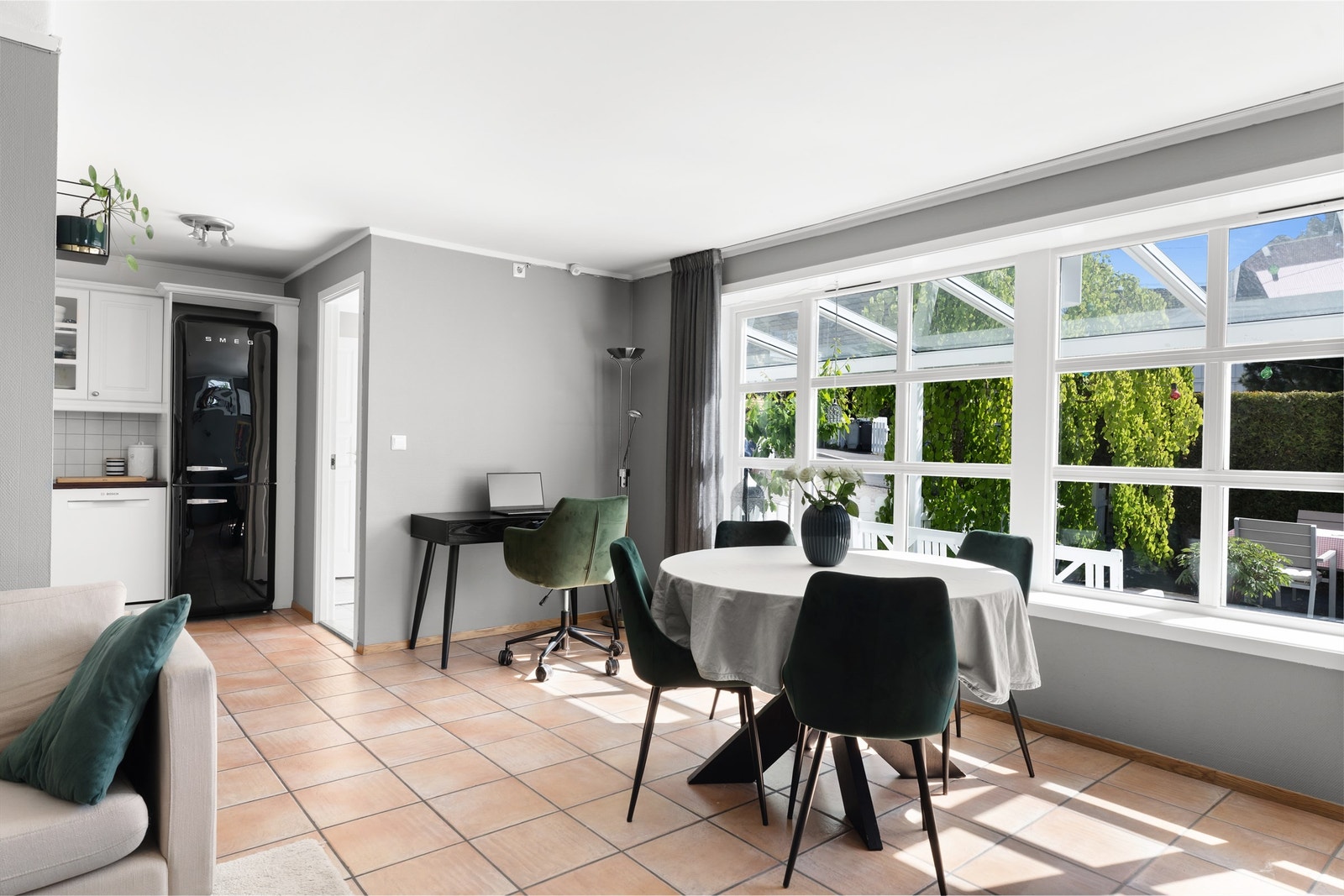 Store vindusflater gir rikelig med naturlig lys. Galleribilde