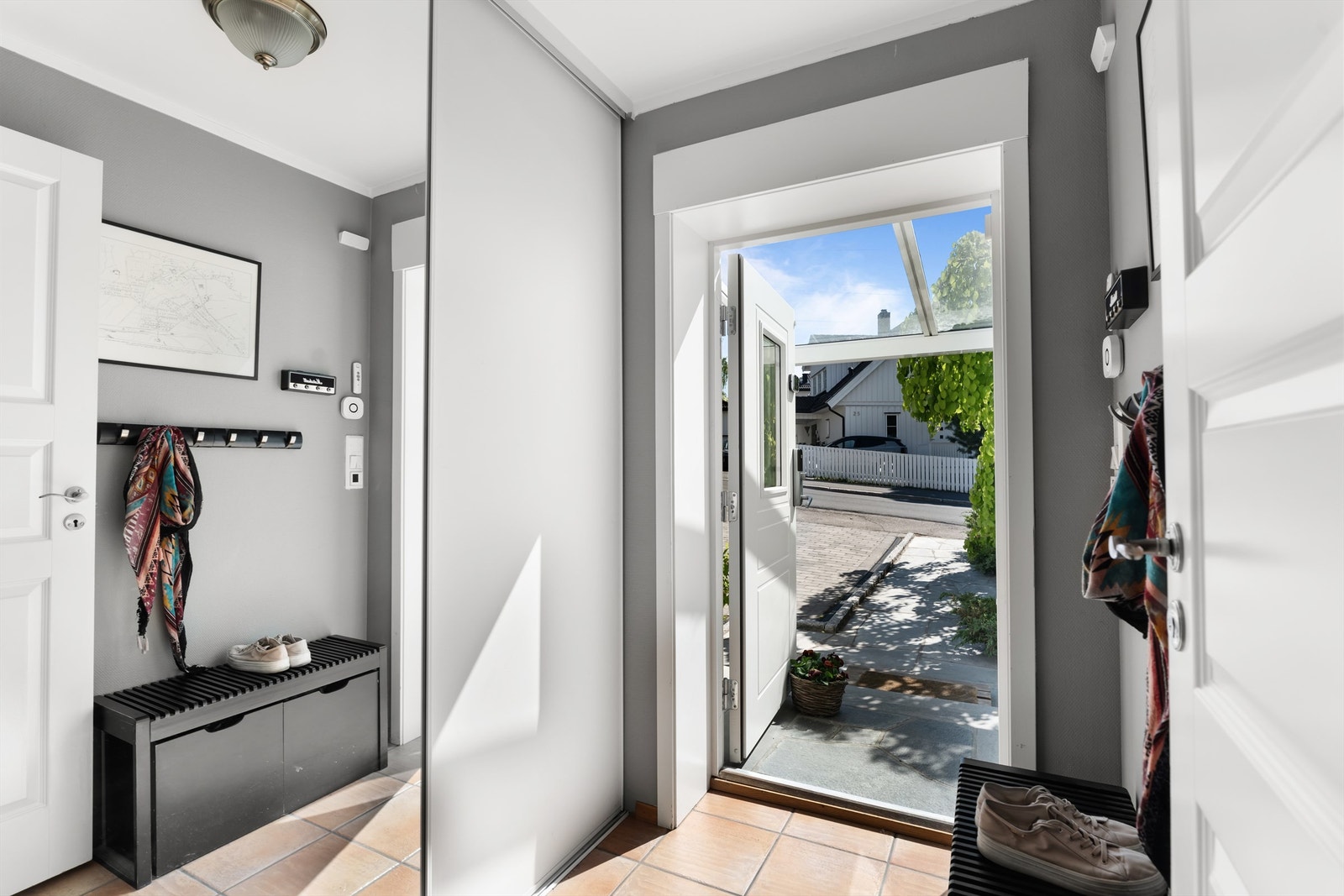 Entréen er praktisk, med plass til oppbevaring av yttertøy og sko. Den fungerer som et naturlig knutepunkt med tilgang til boligens øvrige rom. Galleribilde