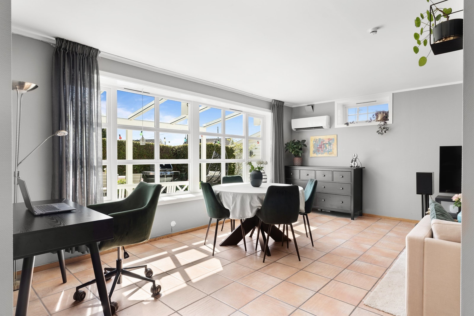 God plass til en egen spisestue, med varmepumpe som sørger for behagelig innetemperatur. Galleribilde