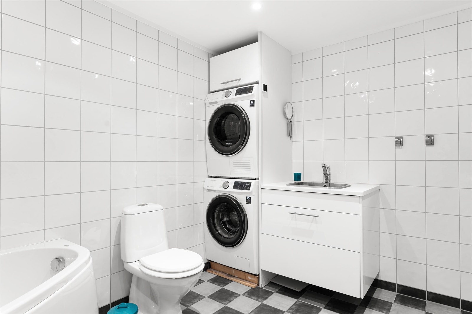 Gulvmontert toalett og opplegg for både vaskemaskin og tørketrommel. Galleribilde