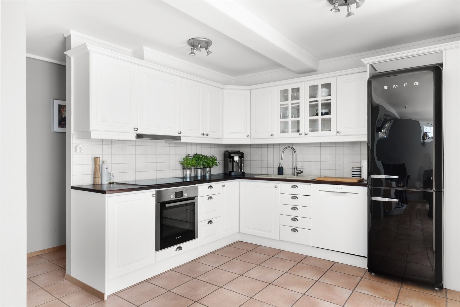 Åpen stue- og kjøkkenløsning som skaper en lys og sosial atmosfære. Galleribilde