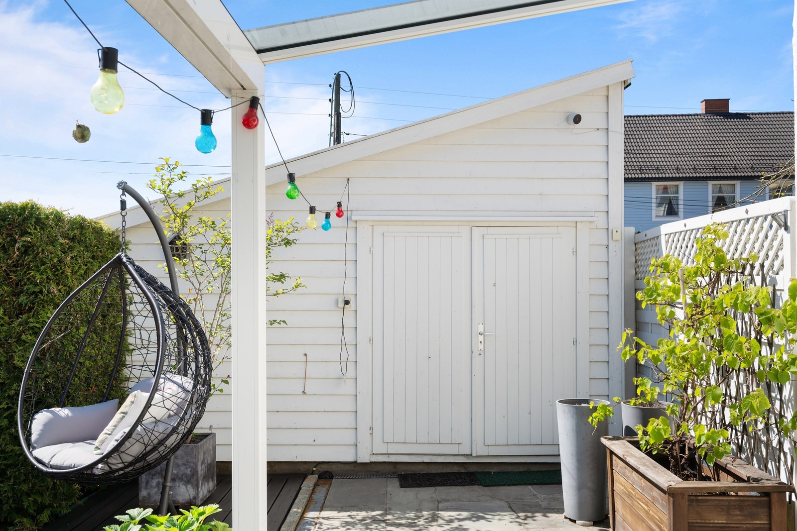 Praktisk utebod på 7 kvm med adkomst rett fra uteområdet. (Utvendig bod er ikke seksjonert inn og heller ikke byggemeldt). Galleribilde