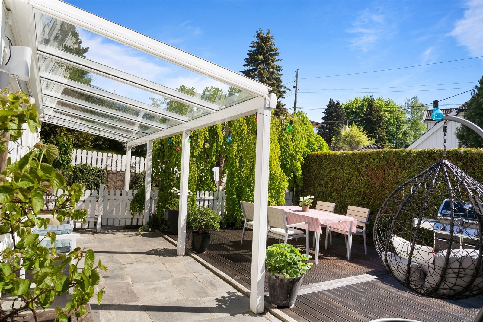 Uteplassen gir god plass til både spisegruppe og lounge - ideell for sosiale stunder. Galleribilde