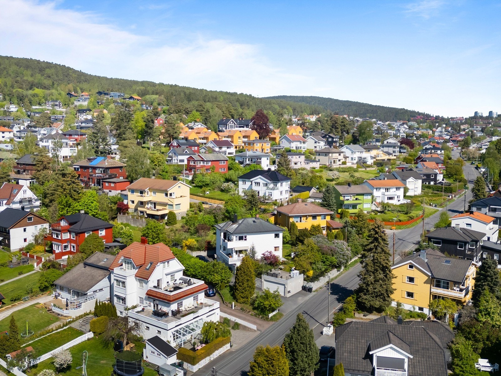 Liaveien 1 har en svært sentral beliggenhet med kort gangavstand til buss- og trikkestopp, med hyppige avganger til Oslo sentrum og andre bydeler. Galleribilde
