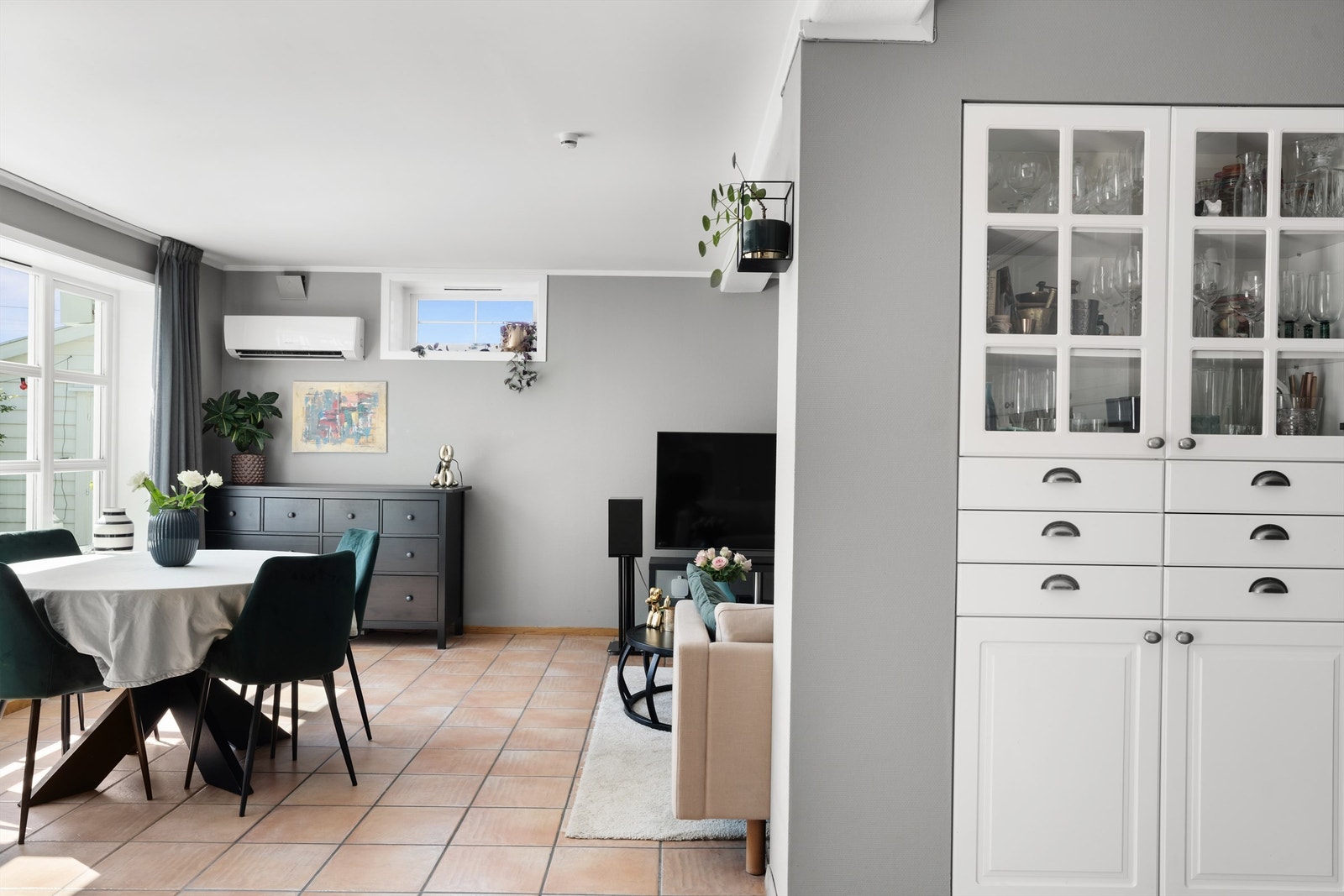 Fra entreen ledes du videre inn i den lyse og innbydende stuen. Galleribilde