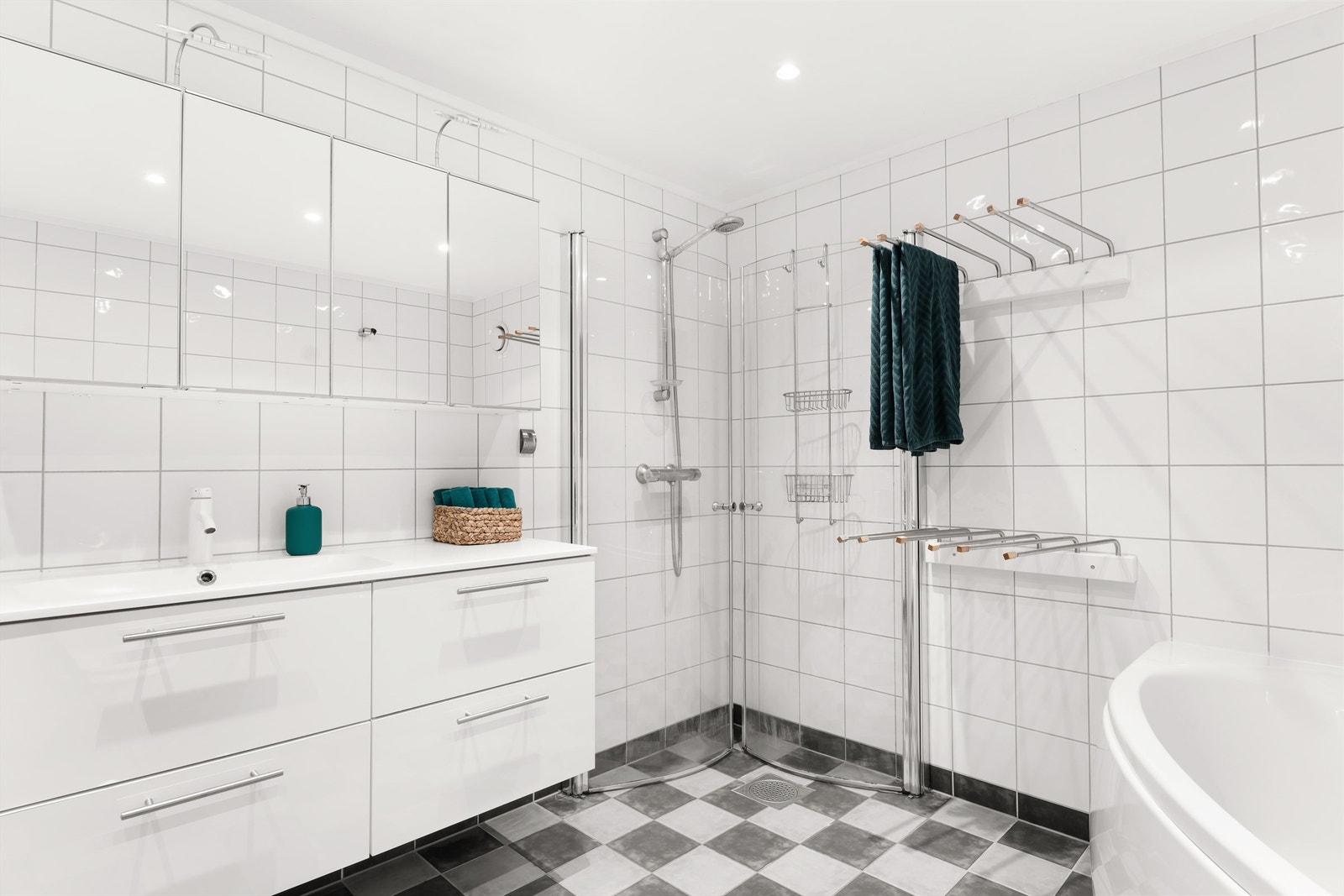 Baderom fra 2002 med flislagt gulv med gulvvarme og flislagte vegger. Galleribilde