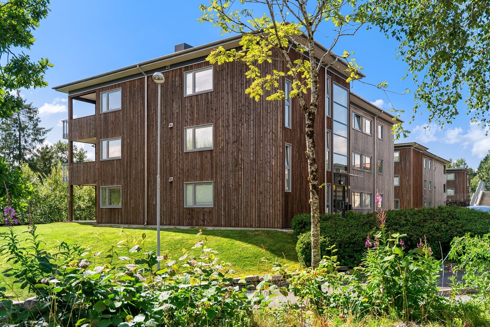 Boligen er oppført i 2012 og ligger i rolige og landlige omgivelser med gode turområder, men samtidig med kort avstand til det en måtte trenge av servicefasiliteter. Galleribilde