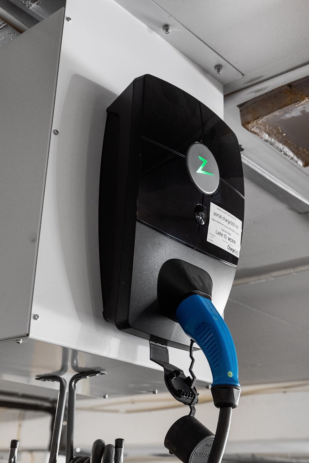 Medfølgende el.bil lader. Galleribilde