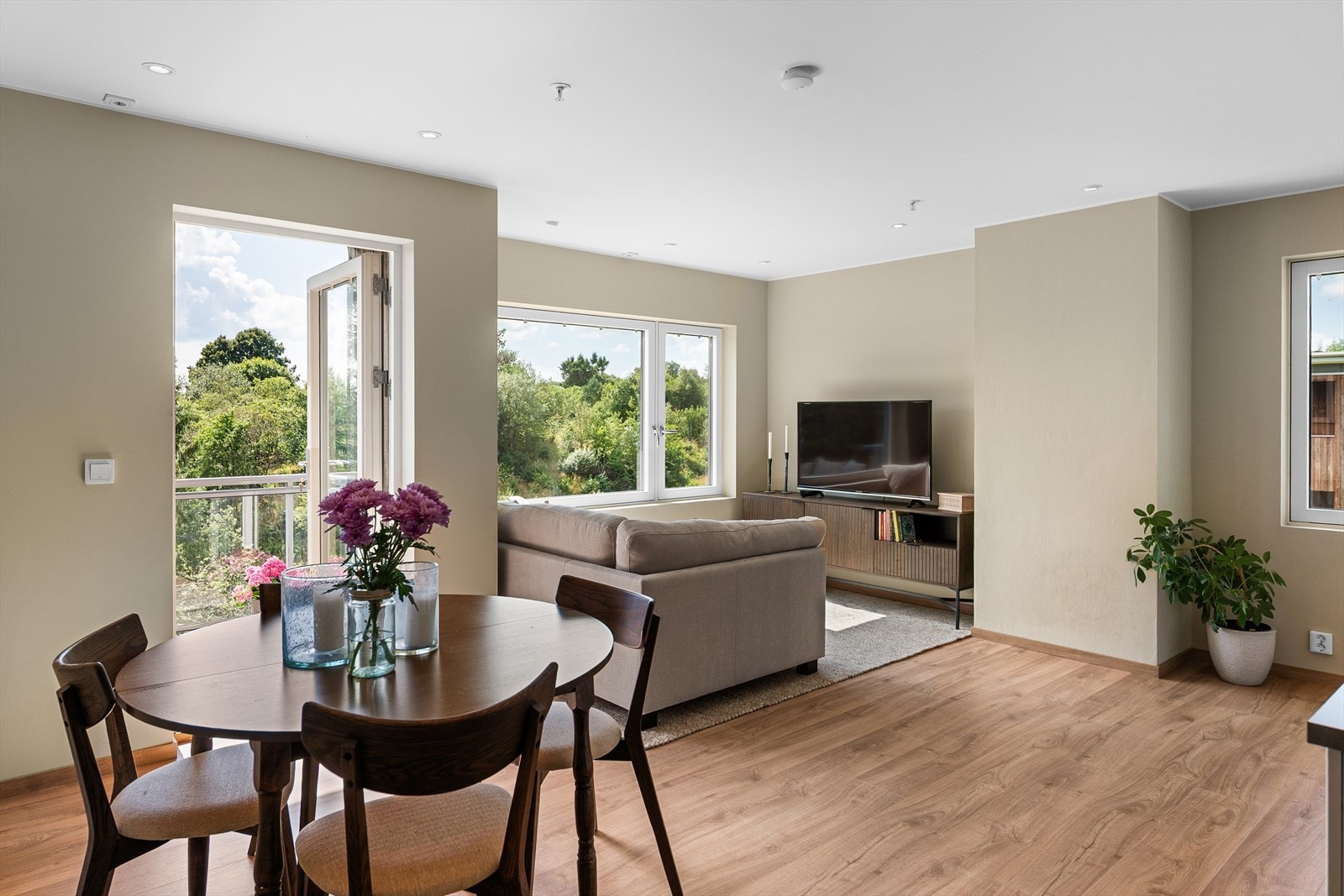 Leiligheten holder en god standard, ligger pent til i byggets 3.etasje og fra stuen er det utgang til egen balkong. Galleribilde