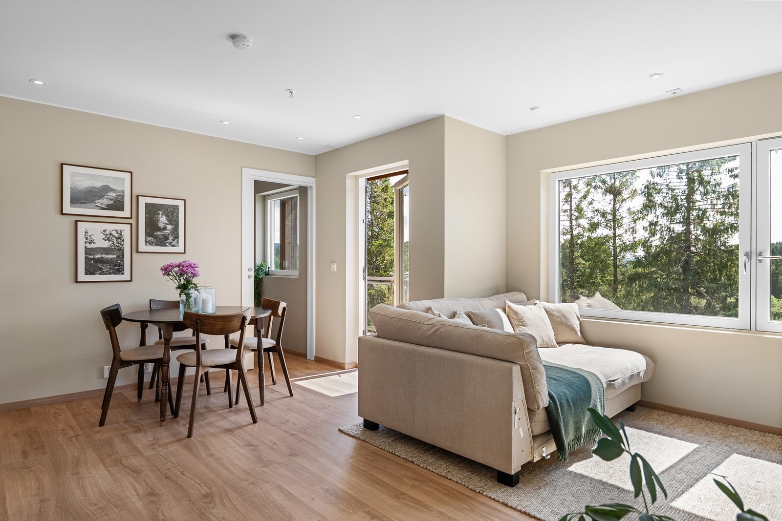 Lys og luftig stue med plass til både sofa-og spisegruppe i tillegg til annen ønsket innredning. Galleribilde