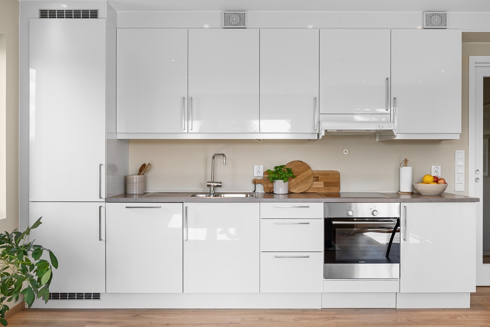 Kjøkkenet har integrerte hvitevarer som stekeovn, steketopp, oppvaskmaskin og kjøleskap/frys. Galleribilde