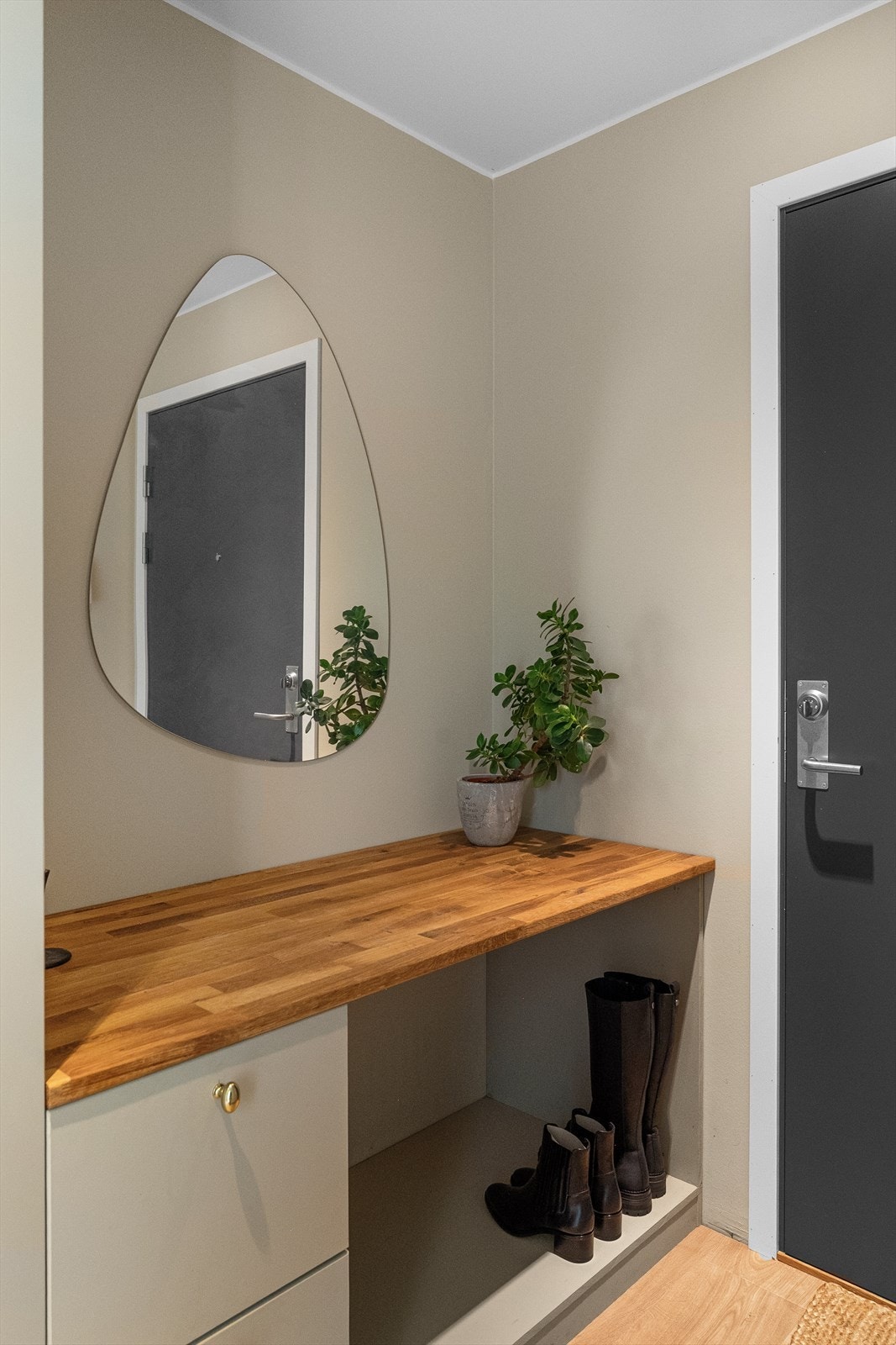 Har du lagt merke til de smarte løsningene leiligheten byr på? Det er også meget god oppbevaringsplass. Galleribilde