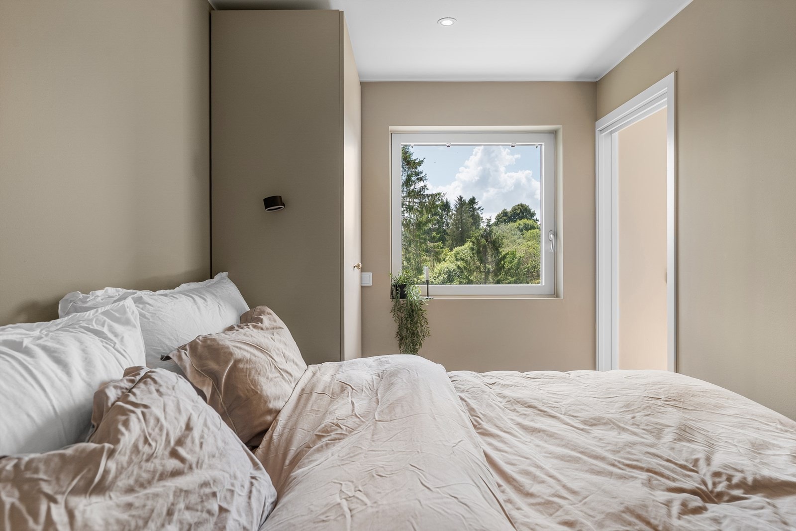 Soverommet har en romslig garderobeløsning, harmonisk malt i samme farge som veggene, som medfølger handelen. Galleribilde