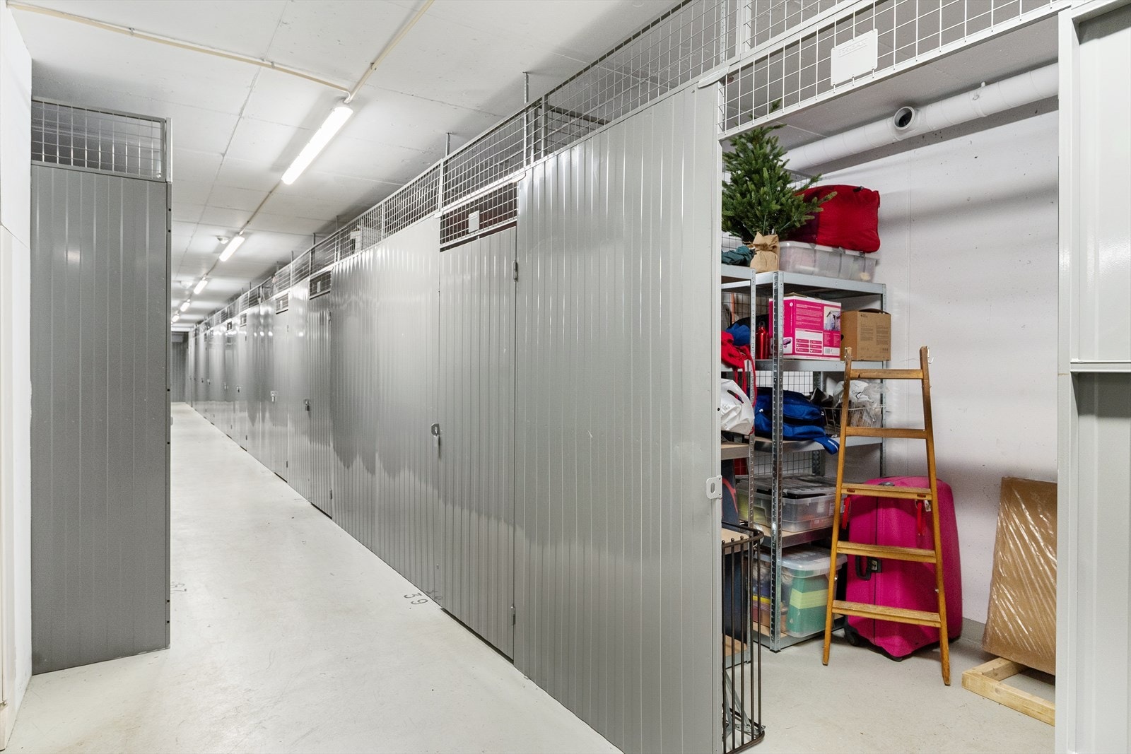 Ekstern bod på ca. 5,4m² i felles bodanlegg, for god plass til ekstra oppbevaring. Galleribilde