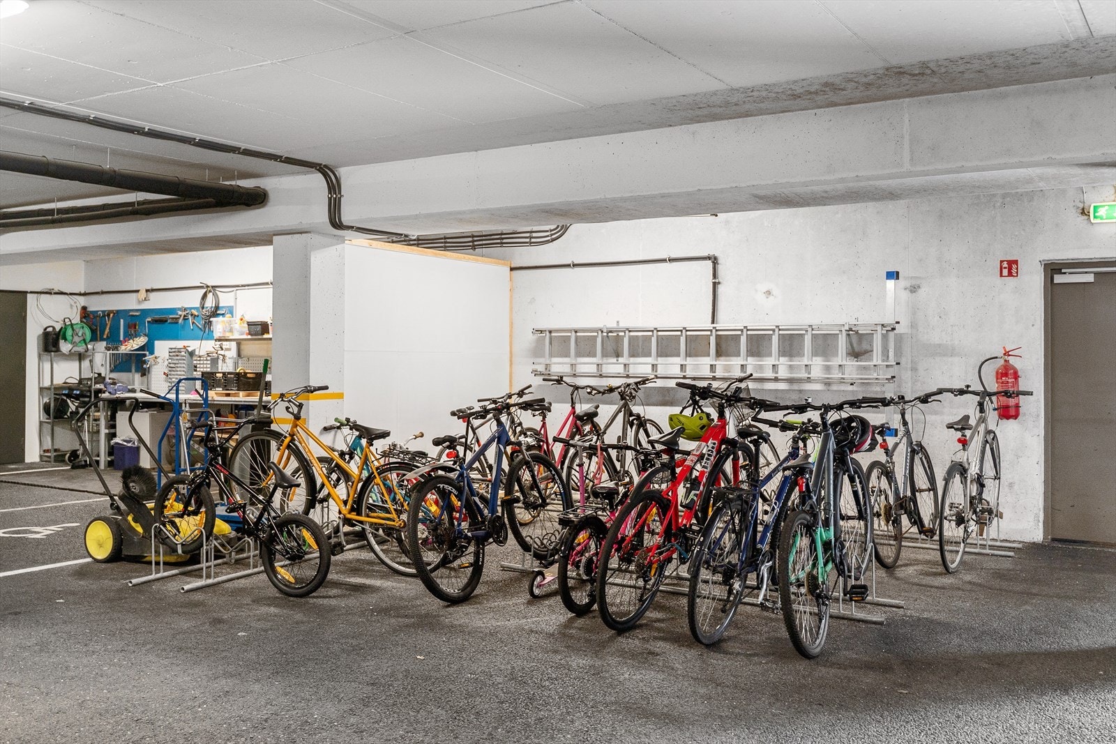 Felles sykkelparkering. Galleribilde