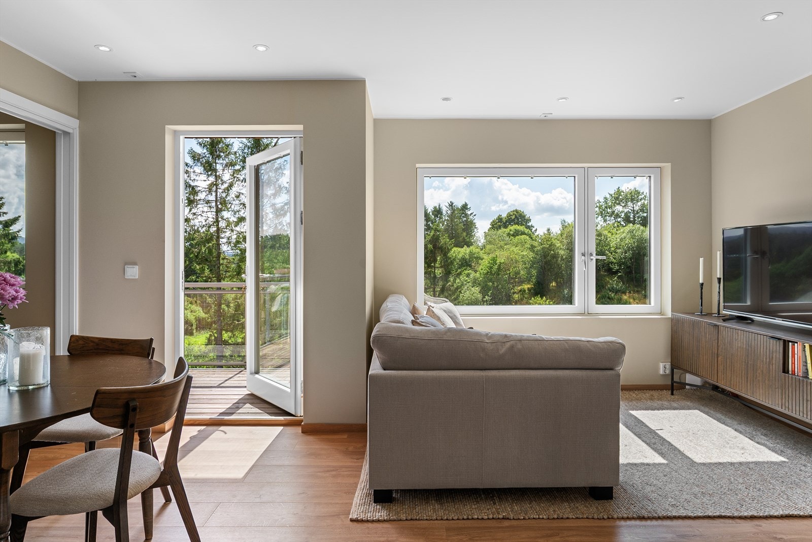 Store vindusflater gir rikelig med naturlig lysinnslipp og den behagelige utsikten bør oppleves Galleribilde