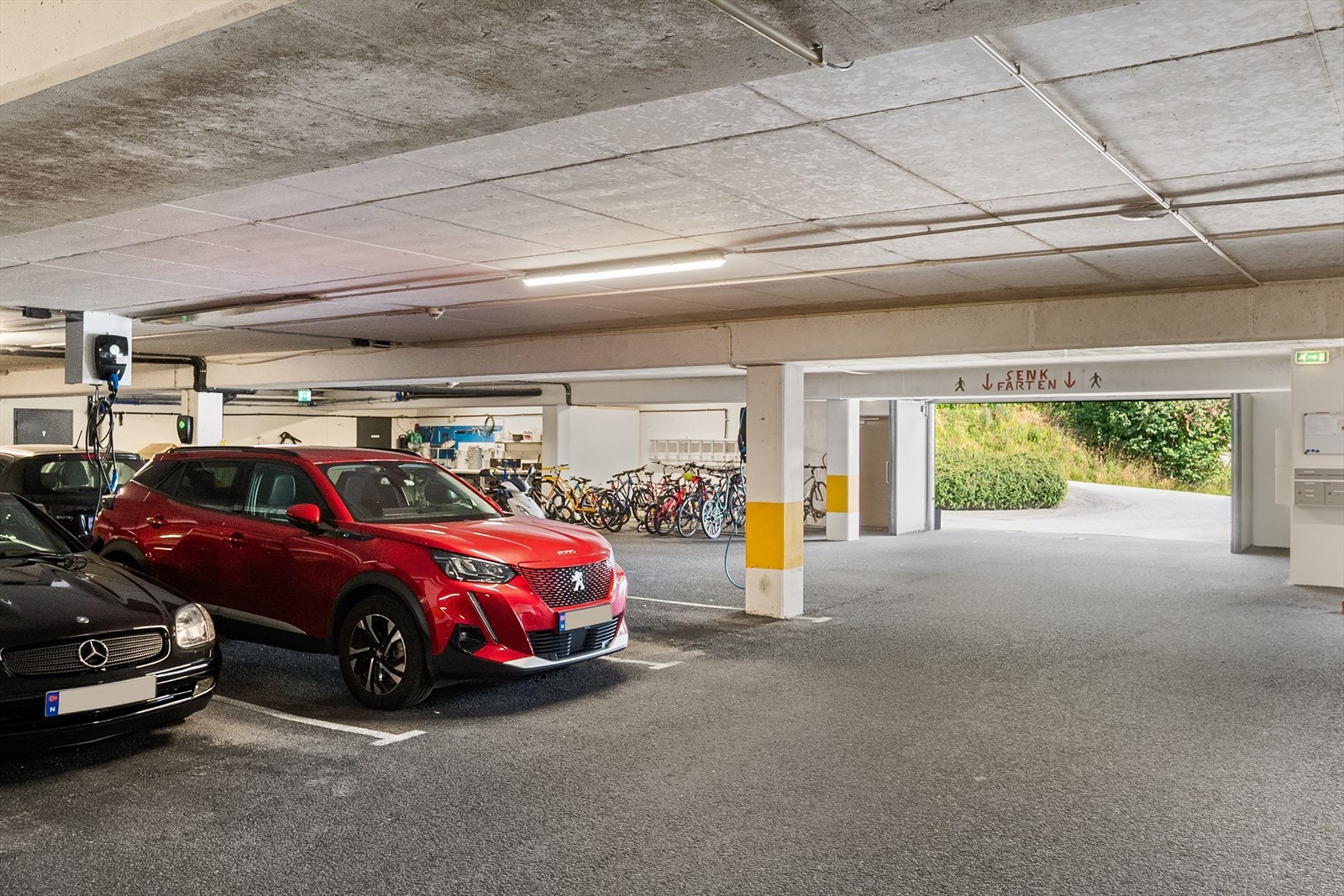 Her får du med fast parkering i felles lukket garasjeanlegg. Det er også flere gjesteparkeringer like utenfor bygget. Galleribilde