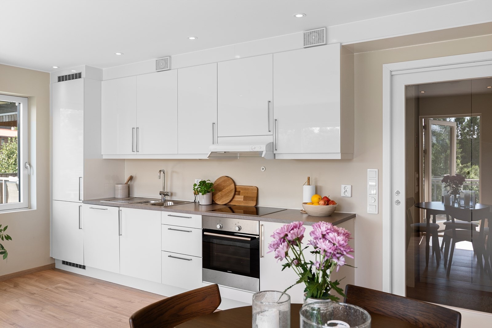 Flott og godt ivaretatt HTH kjøkkeninnredning fra 2012 med hvit høyglans fronter og benkeplate av laminat. Galleribilde