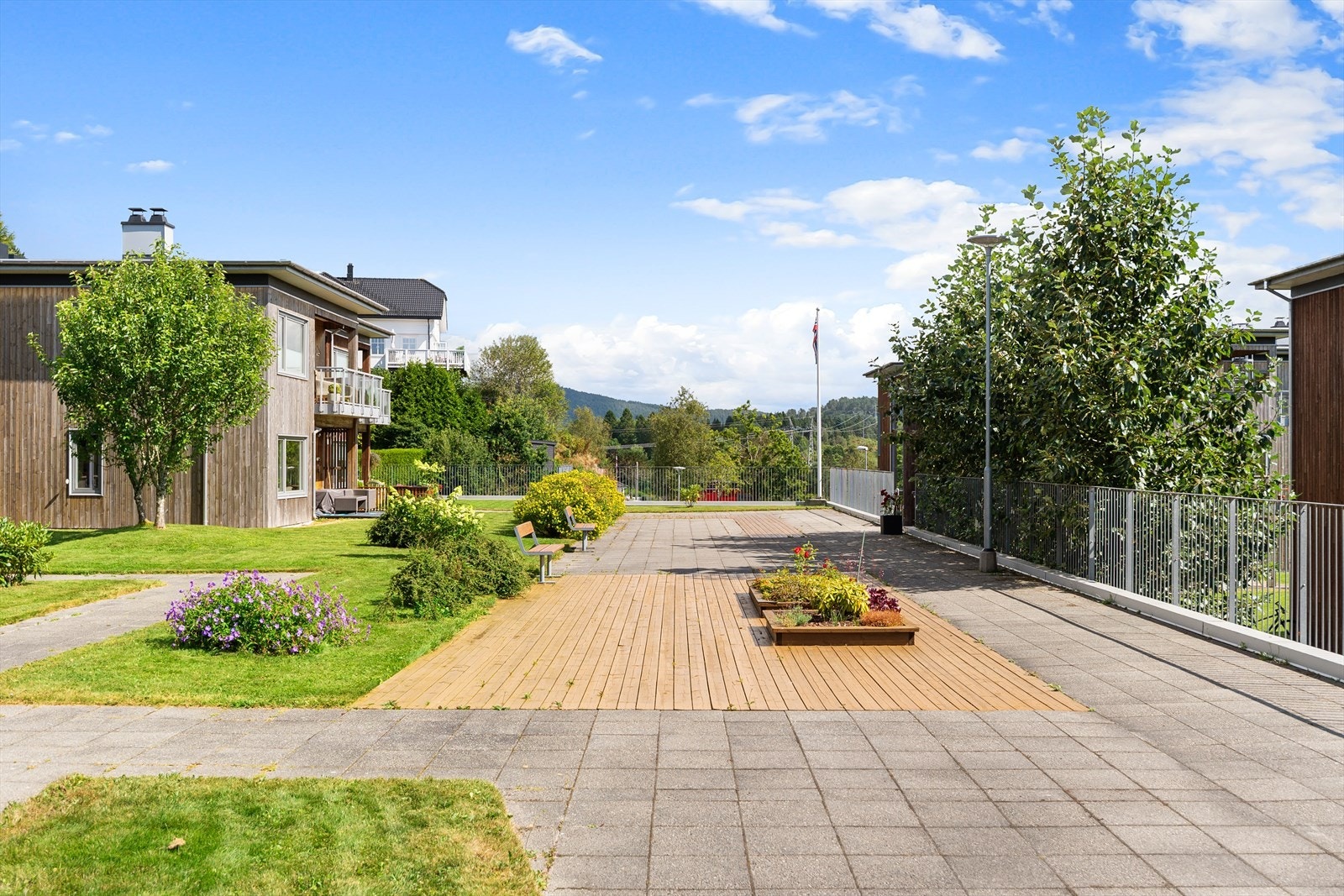 Sameiet har flotte opparbeidete fellesarealer med benker, gressplen og diverse beplantninger. Det er kun 5 minutter med bil til Lagunen og Flesland lufthavn. Galleribilde