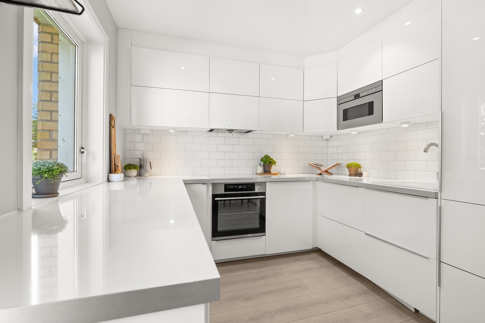 Det er rikelig med oppbevaringsplass i skuffer og skap Galleribilde