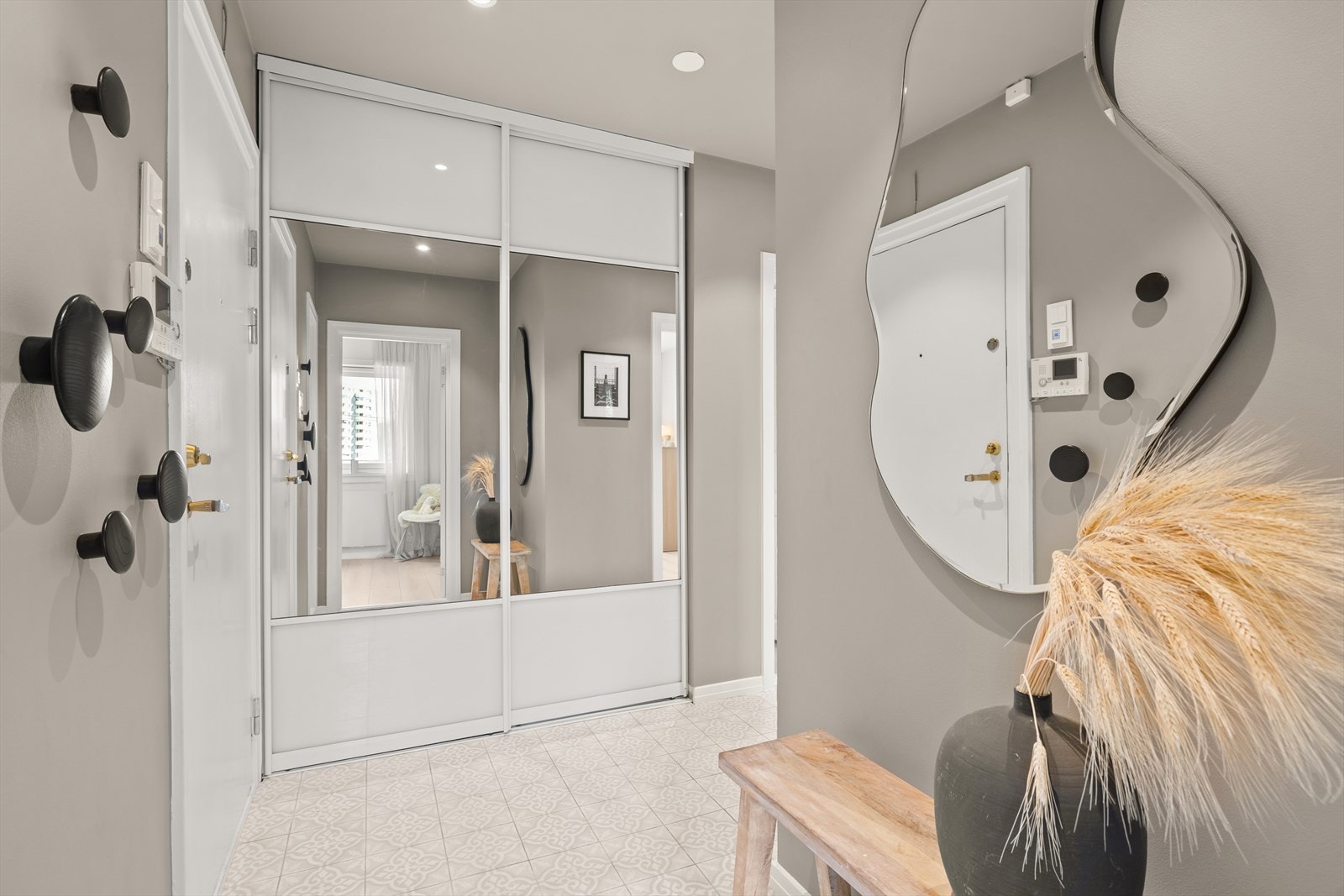 Entrè med praktisk skyvedørsgarderobe med mye oppbevaringsplass Galleribilde