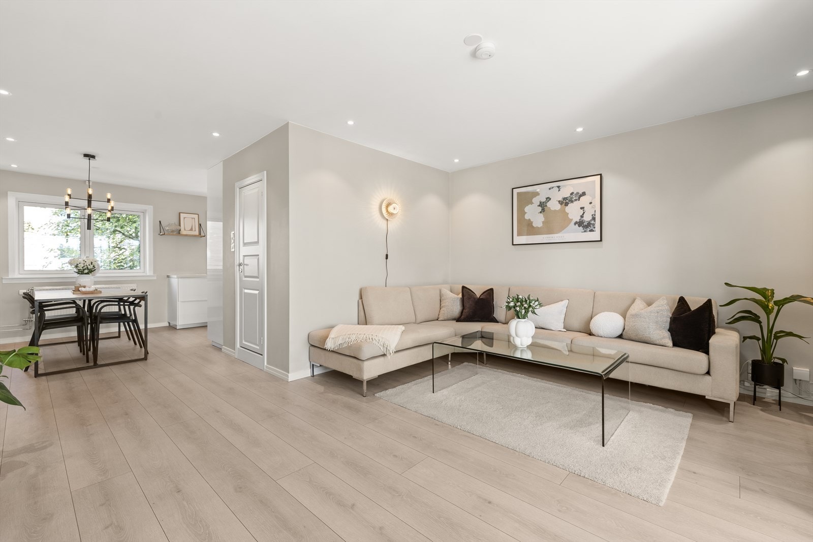 Leiligheten har en gjennomgående planløsning som gir gode lys- og solforhold Galleribilde