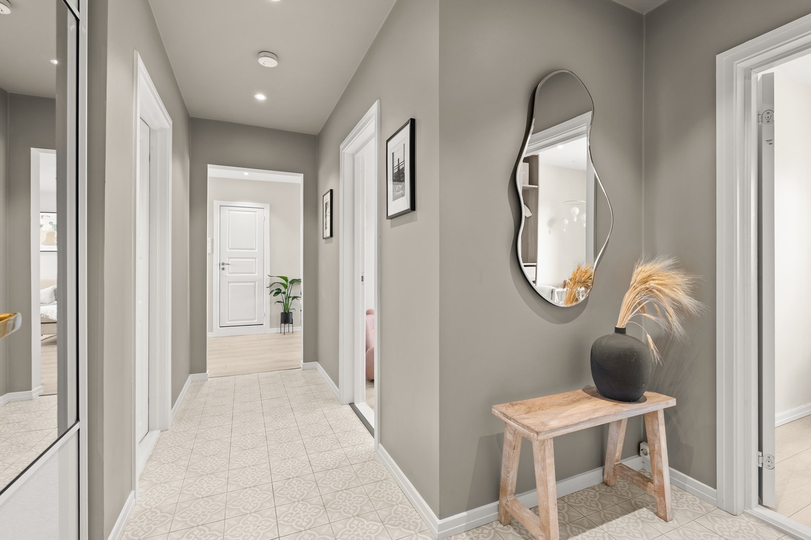 Pen, flislagt gang med lekre detaljer og varmekabler i gulv Galleribilde