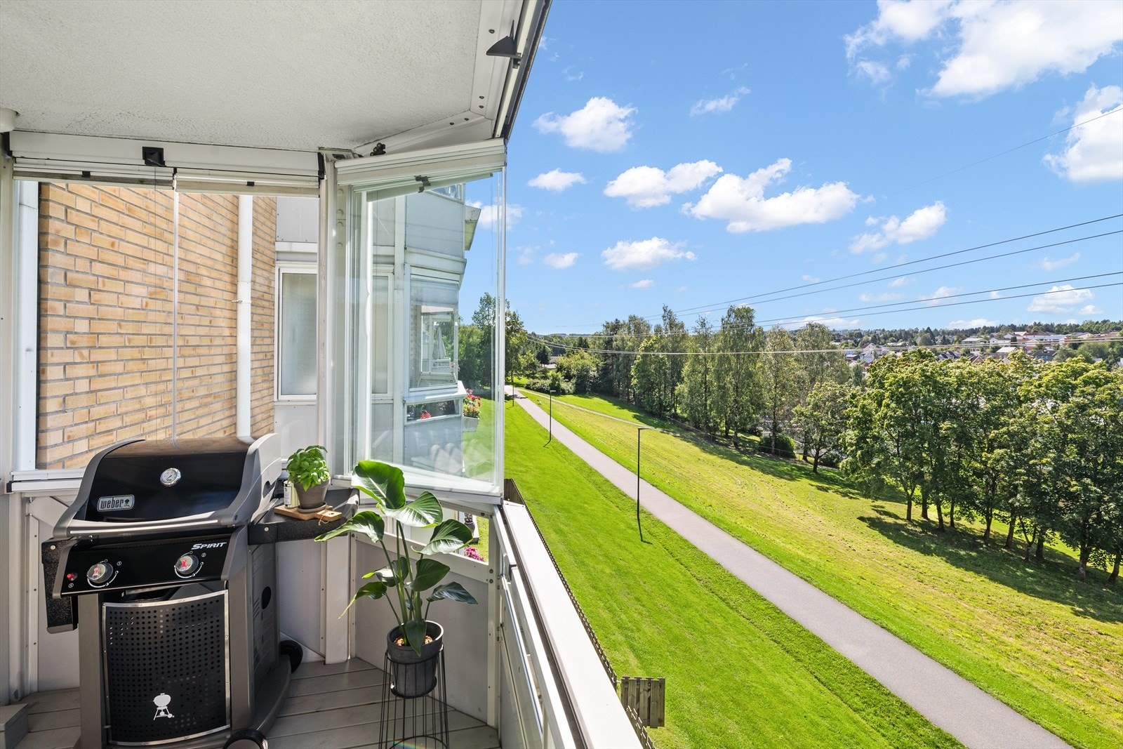 Her får du fritt utsyn fra en usjenert og vestvendt balkong med plass til sittegruppe og grill Galleribilde