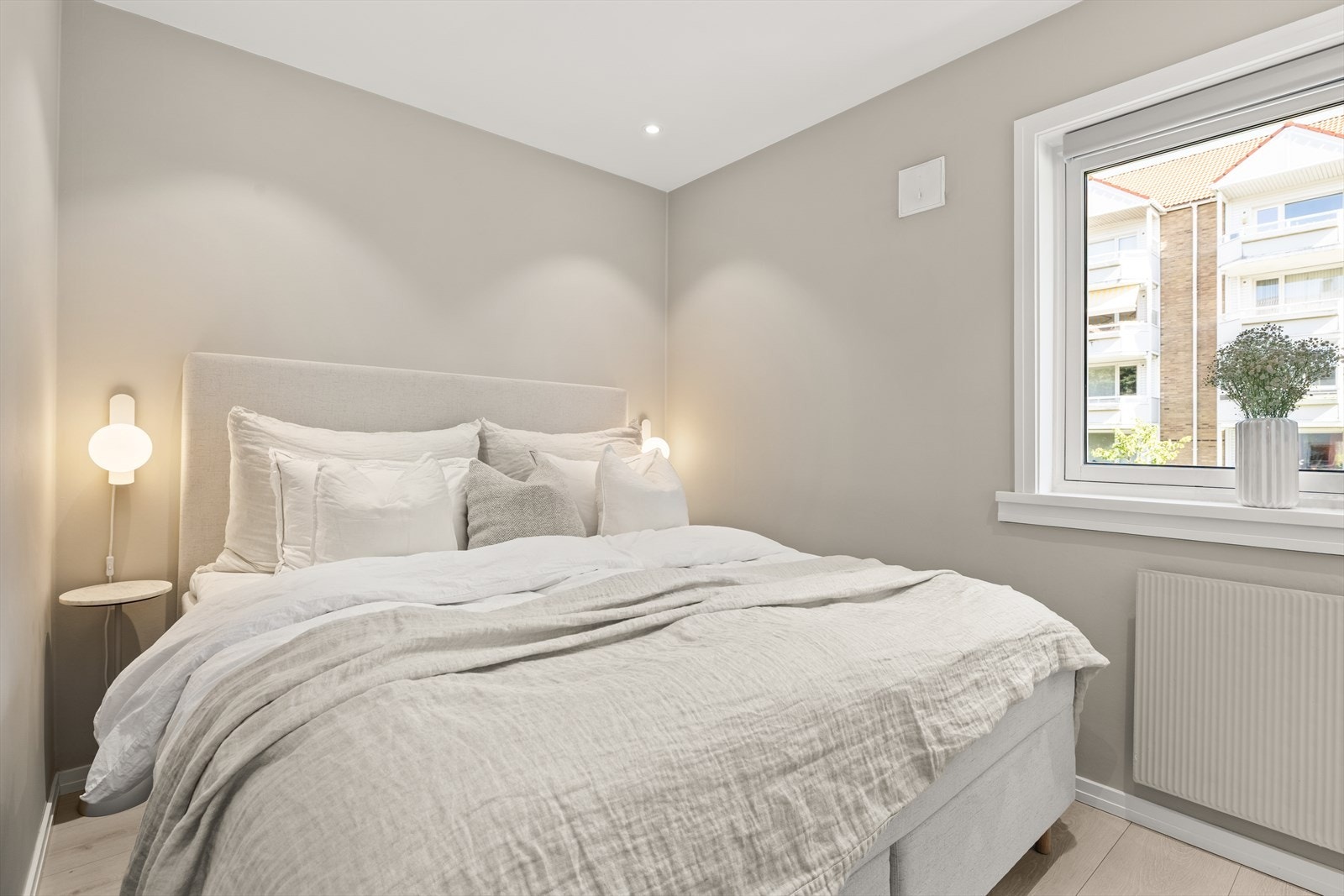 Hovedsoverommet | Rommet er av god størrelse med plass til dobbeltseng med tilhørende nattbord Galleribilde