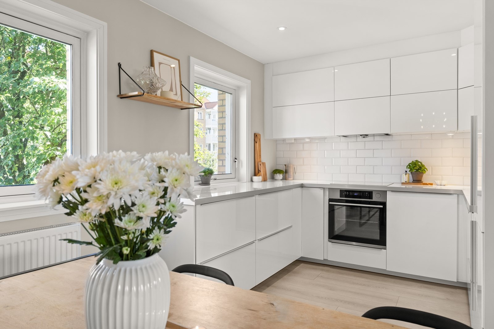 Lekkert og tidløst kjøkken med mye skap- og benkeplass Galleribilde