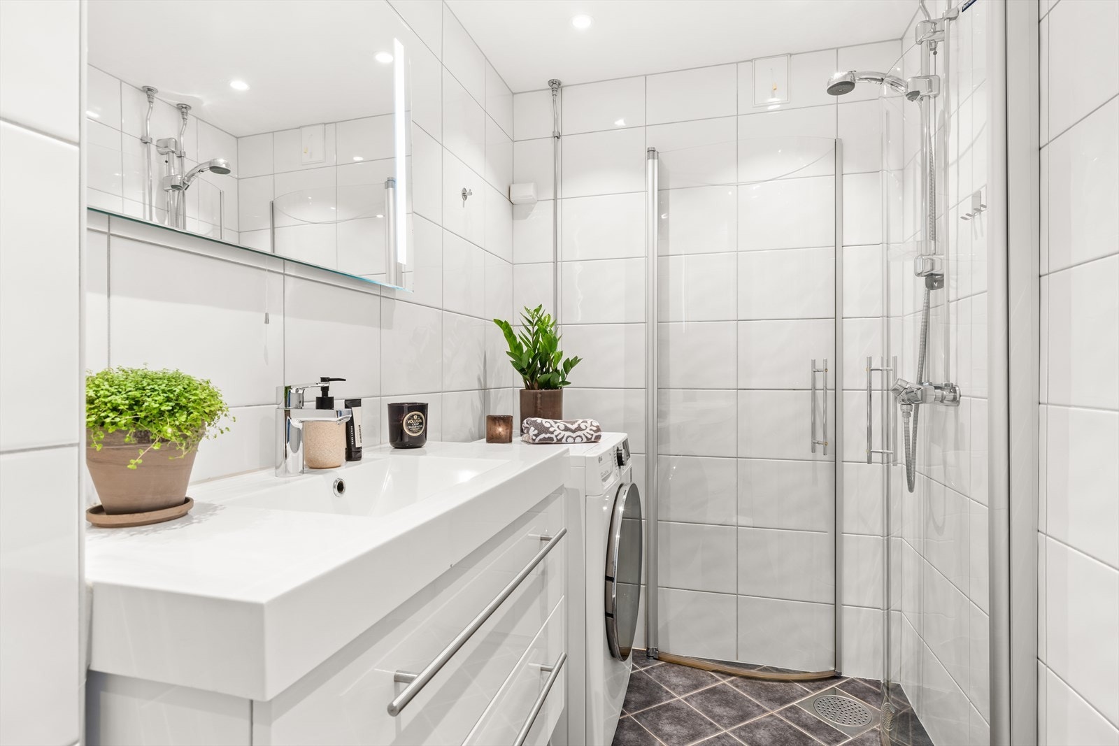 Lyst flislagt bad fra 2010 i regi av borettslaget Galleribilde