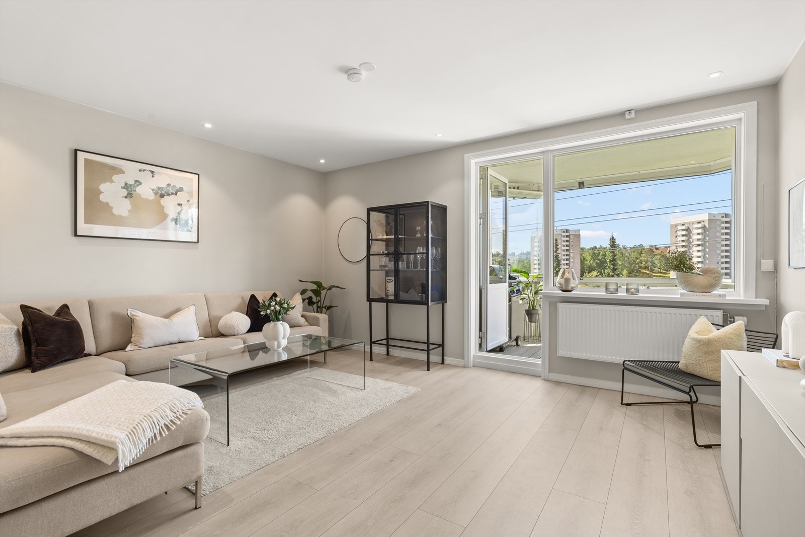 Stue malt i tidsriktige og moderne fargevalg som gjør det enkelt å innrede Galleribilde