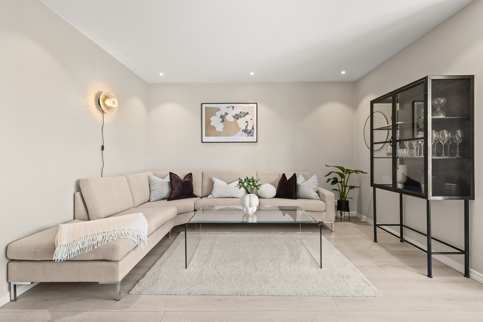 Det er god plass til sofagruppe og tv-seksjon Galleribilde