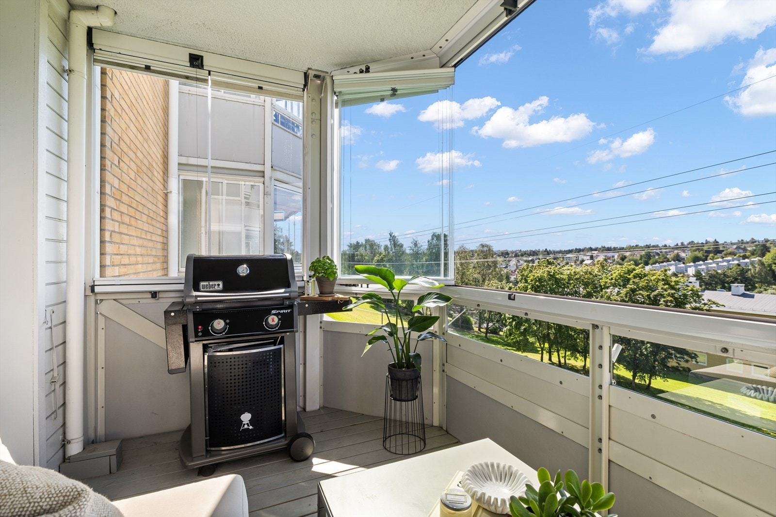 Overbygget og innglasset balkong gir en lun og hyggelig atmosfære, og er en fin forlengelse av stuen Galleribilde