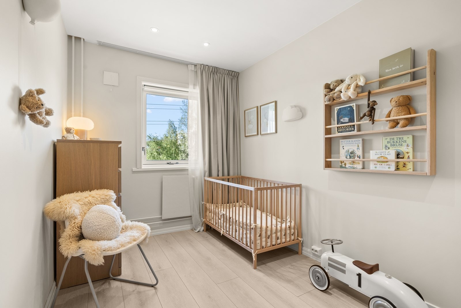 Soverom II | Hyggelig soverom med plass til seng, garderobeløsning m.m. Galleribilde