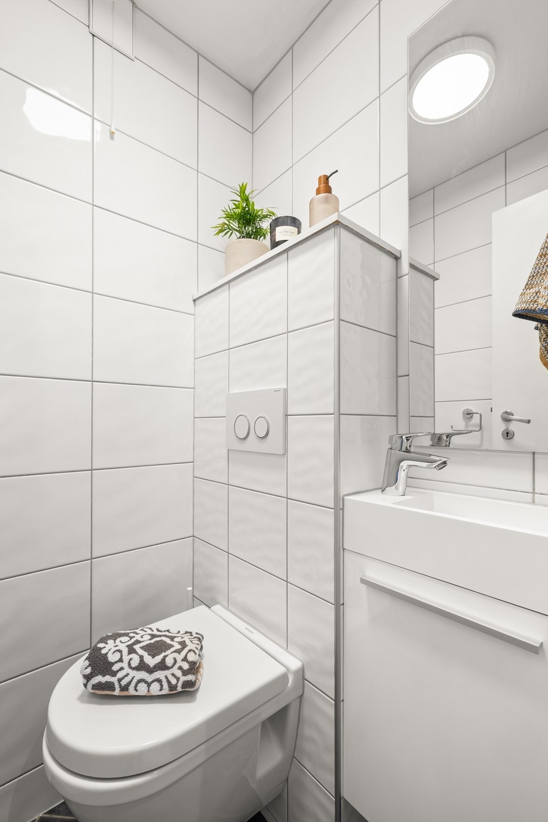 Separat toalettrom fra 2010 i regi av borettslaget bestående av vegghengt toalett, servant og varmekabler i gulv Galleribilde