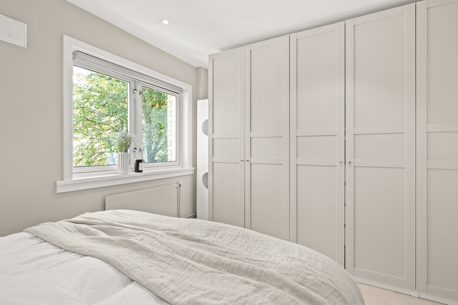 Praktisk garderobeskap med mye oppbevaringsplass medfølger Galleribilde