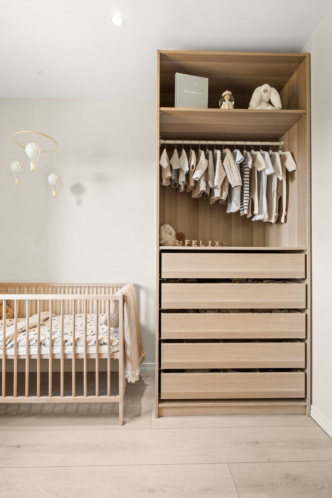 Garderobeskap med god oppbevaringsplass medfølger Galleribilde