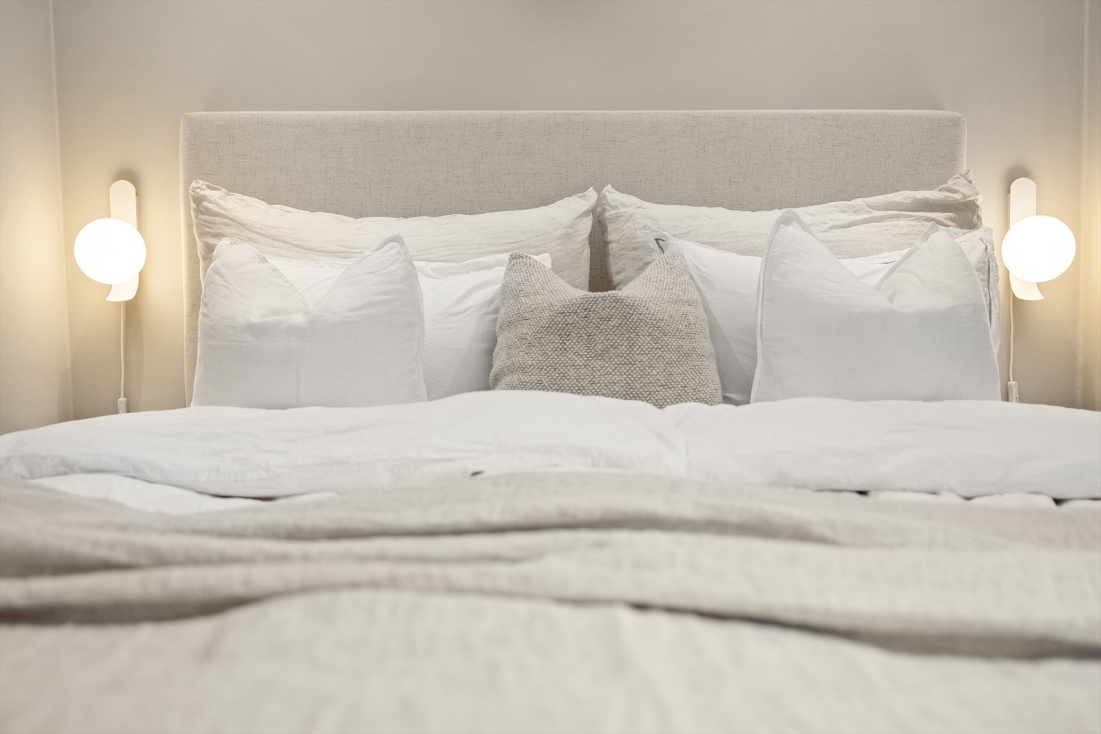 Drømmen av et soverom finner du her! Det er godt med naturlig lysinnslipp fra store vindusflater Galleribilde