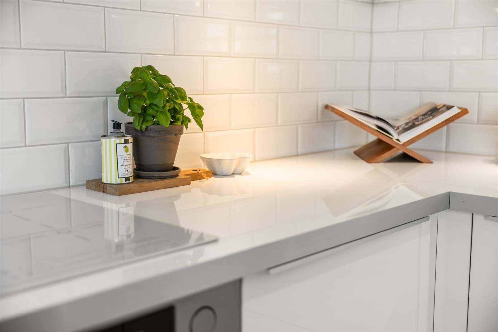 Kjøkkenet har også fliser over kjøkkenbenk, porselenskum og benkeplate i laminat. Det er montert vannstoppsystem og komfyrvakt på kjøkkenet Galleribilde